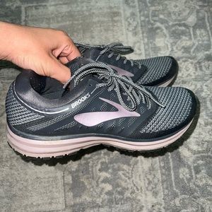 BROOKS women’s size 9